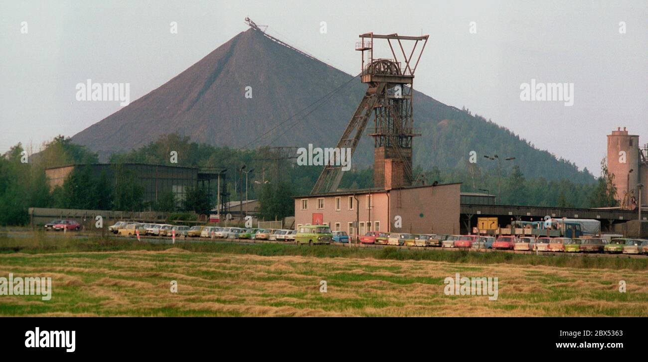 Thuringe / GDR / 8 / 1990 décharges d'uranium près de Ronneburg, ces décharges à cône pointu restent inaccessibles pendant longtemps. Ils sont fixés de sorte que la pluie ne chasse pas les substances radioactives dans les eaux souterraines. La remise en état des décharges d'uranium coûtera plus de 6 milliards d'euros. Puits minier au premier plan, il est toujours en fonctionnement / décharges d'uranium / Wismut / environnement / nucléaire / paysage la société de stock mixte germano-soviétique a été fondée après la formation du GDR, Permettre à l'Union soviétique de continuer à avoir accès à l'uranium dans les monts Ore. De 1946 à 1990, Banque D'Images