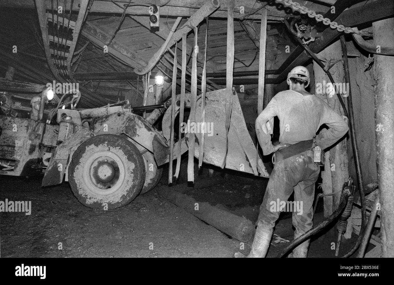 Thuringe / GDR / Mines / 3 / 1990 puits d'uranium de Drosen près de Ronneburg. La mine appartenait à la VEB Wismut et était toujours en pleine exploitation à cette époque. La photo montre une pelle hydraulique dans un arbre de travail à une profondeur de 600 mètres. Il pousse la roche blatée dans un arbre vertical. Il tombe ensuite dans un train de mine. // Environnement / Mines / Radiation / Economie / travailleurs / Energie / Atom la Société commune germano-soviétique a été fondée après la formation de la RDA pour permettre à l'Union soviétique de continuer à avoir accès à l'uranium dans les montagnes de l'Ore. De 1946 à 1990, plus de 200,000 tonnes Banque D'Images