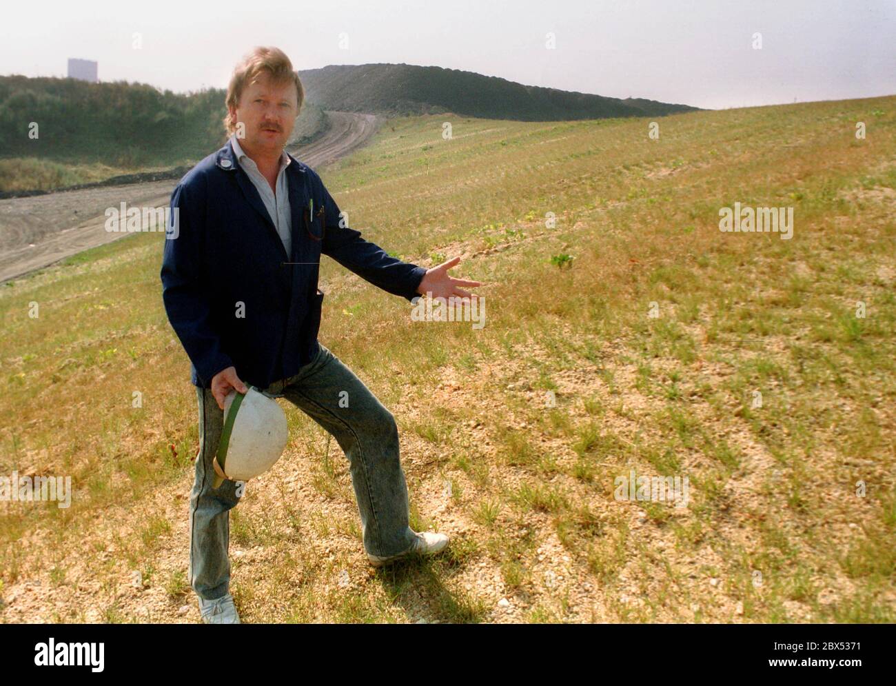 RDA / Economie / Thuringe / 8 / 1990 des tas de scories d'uranium à Drosen près de Ronneburg. La photo a été prise au début de 1990 alors que l'uranium était encore extrait. L'usine appartenait à la VEB Wismut. Il s'agit d'un gisement en terrasse où l'uranium surpoids a été stocké. Une partie de l'ancien déversement a été assainie et planté avec de l'herbe // Environnement / sol / décharges d'uranium / mines / rayonnement / la société commune germano-soviétique a été fondée après la formation de la RDA, Permettre à l'Union soviétique de continuer à avoir accès à l'uranium dans l'Erzgebirge. De 1946 à 1990, plus de 200,000 tonnes d'uranium Banque D'Images