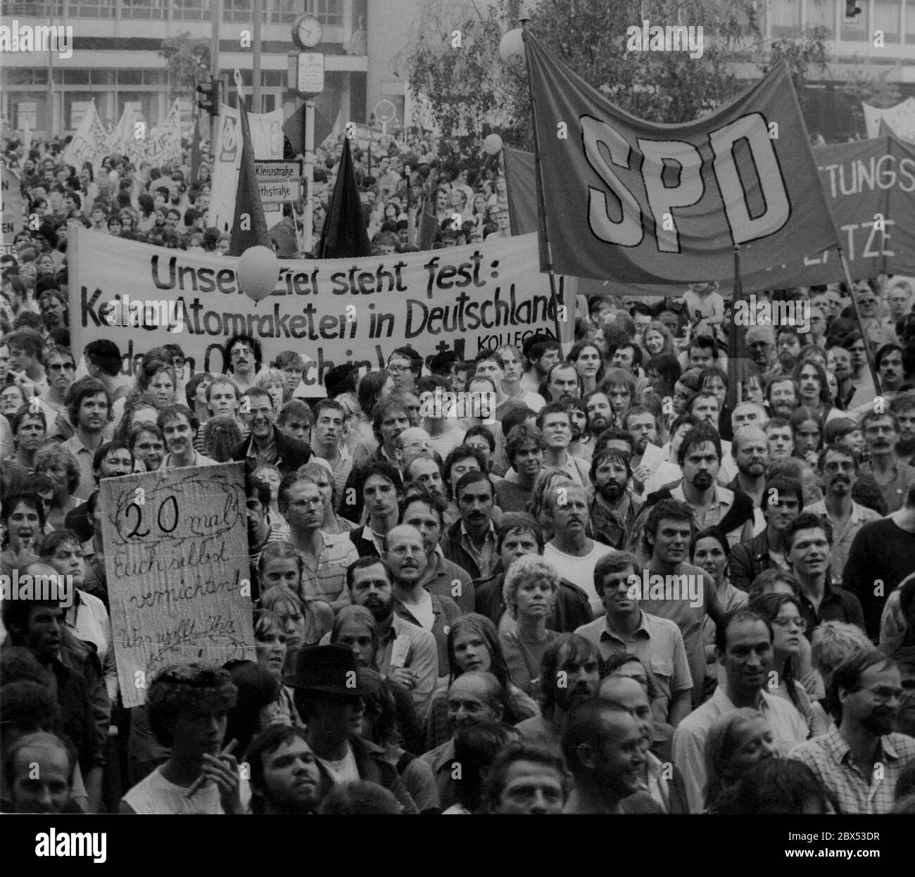 Allemagne / Berlin/ SPD / 1.5.1983 Mai célébration de la journée devant le Reichstag. C’est le temps d’un armement majeur entre l’est et l’Ouest, le chancelier Helmut Schmidt a approuvé la double piste de l’OTAN. Groupe de travail de BMW : <pas de missiles nucléaires en Allemagne> // paix / désarmement / 1er mai / alliés [traduction automatique] Banque D'Images