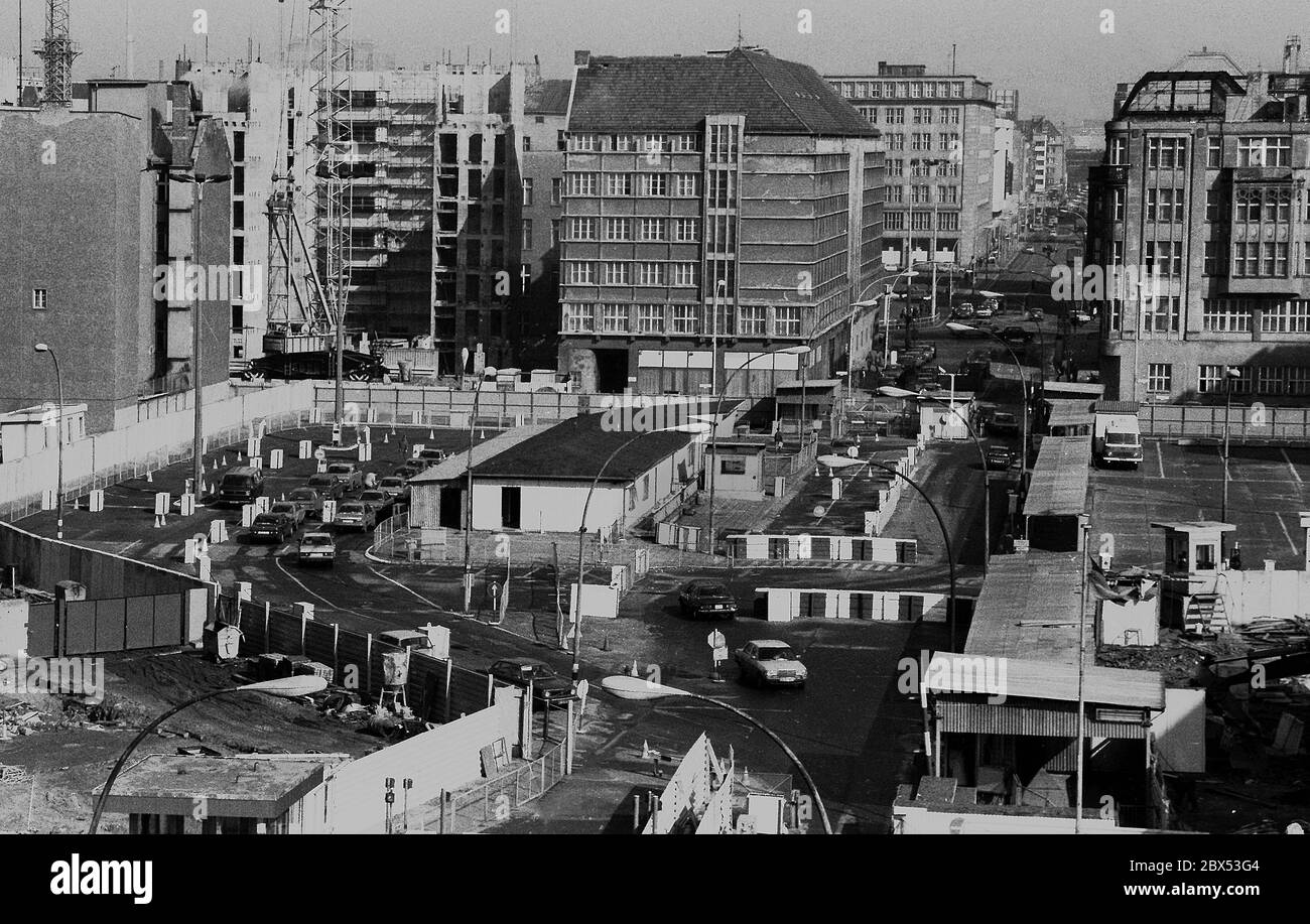 Quartiers de Berlin / GDR / 4.4.1985 Checkpoint Charly. Le poste frontalier entre Kreuzberg et Berlin-Mitte est réservé aux étrangers, y compris aux diplomates. Ils sont dédouanés par les douanes allemandes, organe auxiliaire des alliés occidentaux. Vous pouvez voir les barres de béton à travers lesquelles vous devez slalom. Il doit être reconstruit avec de meilleurs bâtiments d'enregistrement qui ne semblent pas si socialistes. // Etat de Berlin / point de contrôle / frontière / Histoire / communisme / mur de la RDA / alliés [traduction automatique] Banque D'Images