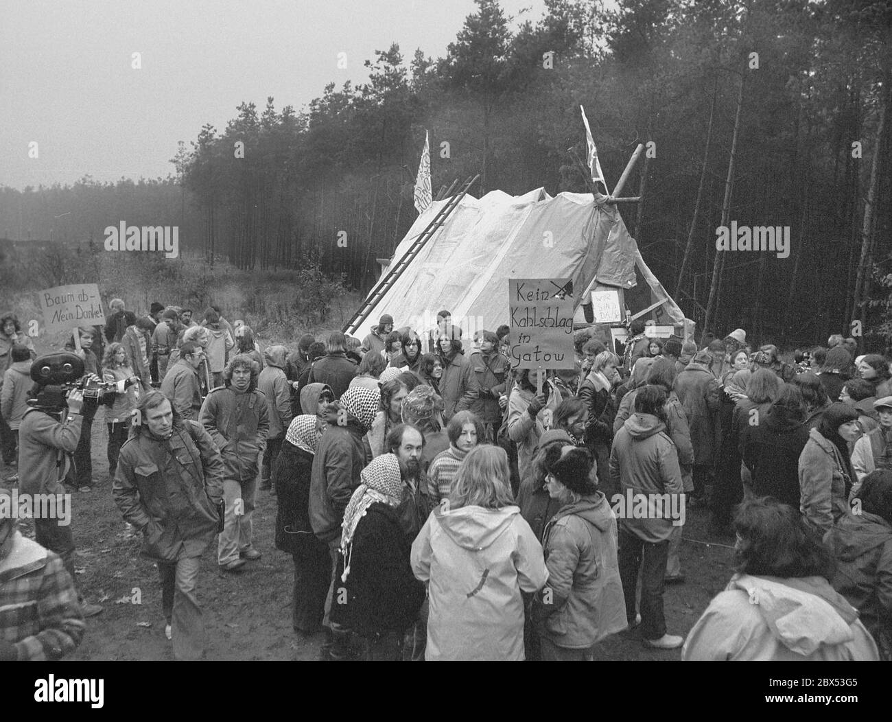 Quartiers de Berlin / groupes de gauche / 2.11.1979 protestent contre l'abattage d'arbres à Gatow pour obtenir plus de visibilité pour l'aéroport militaire britannique. // Parties / sujets politiques / Démo / nature / alliés [traduction automatique] Banque D'Images