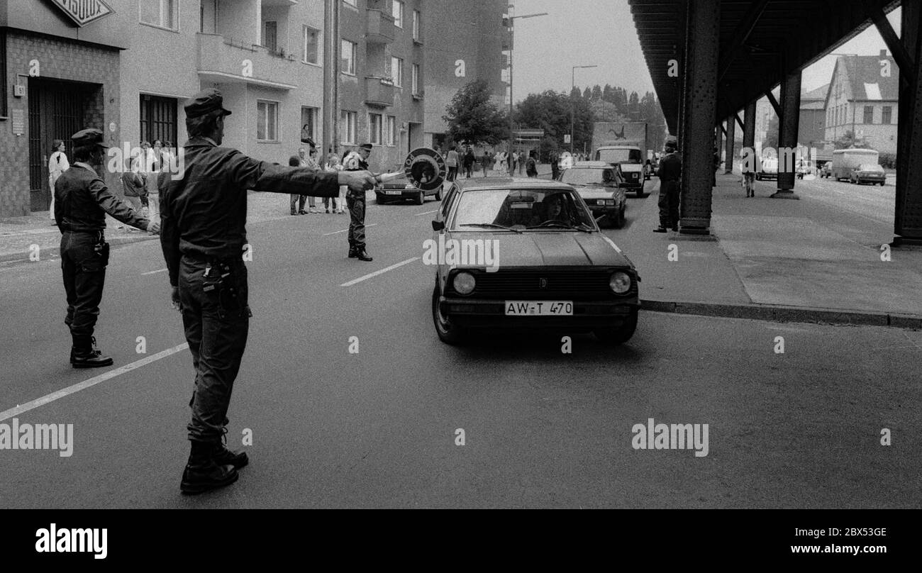 Berlin / groupes de gauche / police / 11.6.1987 visite du président américain Ronald Reagan à Berlin. Kreuzberg est fermé. Personne ne peut entrer ou sortir tant que les clients de l'État ne sont pas en sécurité. // Amérique / Démo des années 1980 / sécurité / Barricade / alliés / Américains / districts / *** Légende locale *** alliés / le président de police Ronald Reagan est en ville. La police a bloqué le quartier de Kreuzberg. Personne n'est autorisé à quitter ou à entrer. [traduction automatique] Banque D'Images