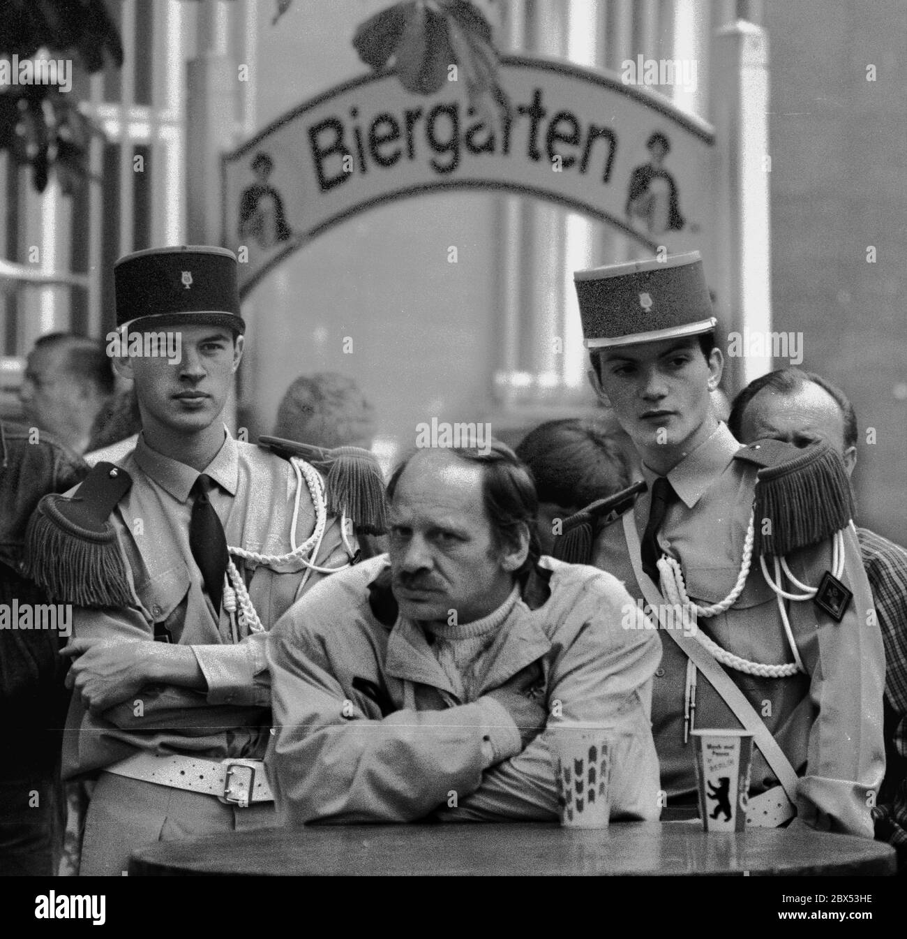 Quartiers de Berlin / SPD / 30.8.1989 Turmstrassenfest à Tiergarten. Café en plein air devant l'hôtel de ville, soldats français, Moabites. Le district de Tiergarten appartenait au secteur français de l'occupation jusqu'en 1990. Les soldats ont dû participer aux festivals publics en tant que gens de marketing. Mais ils ont reçu si peu de salaire qu'ils n'ont pas été importants pour le roulement, contrairement aux soldats américains. // sujets politiques [traduction automatique] Banque D'Images