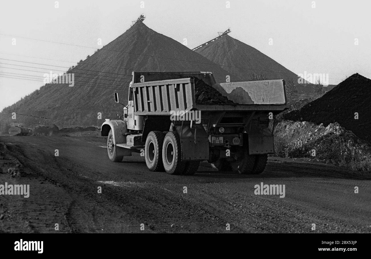 RDA / Economie / Thuringe / 1990 des pièges à scories d'uranium à Drosen près de Ronneburg. La photo a été prise au début de 1990 alors que l'uranium était encore extrait. Le chariot porte un dépassement radioactif sur une décharge en terrasse. La société appartenait à la VEB Wismut // Environnement / sol / décharges d'uranium / Mines / Radiation / Trust la société commune germano-soviétique a été fondée après la formation de la RDA, afin de permettre à l'Union soviétique de continuer à avoir accès à l'uranium dans l'Erzgebirge. De 1946 à 1990, plus de 200,000 000 tonnes de minerai d'uranium ont été extraites. Quand l'extraction de l'uranium a été arrêtée Banque D'Images