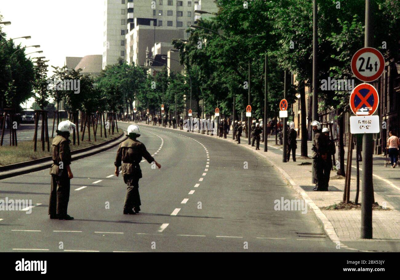 Quartiers de Berlin / groupes de gauche / police / 10.6.1987 visite du président américain Ronald Reagan à Berlin. A la Platz der Luftbruecke, Mehringdamm, la police a formé une ligne. Personne n'est autorisé à traverser la rue. C'était une ruse. Reagan a pris une autre voie. // Amérique / sécurité / Barricade / alliés / Américains / paix / visite d'État *** Légende locale *** alliés / le président de la police Ronald Reagan est en ville. La police a bloqué la route de l'aéroport de Tempelhof. Personne n'est autorisé à traverser la rue. [traduction automatique] Banque D'Images