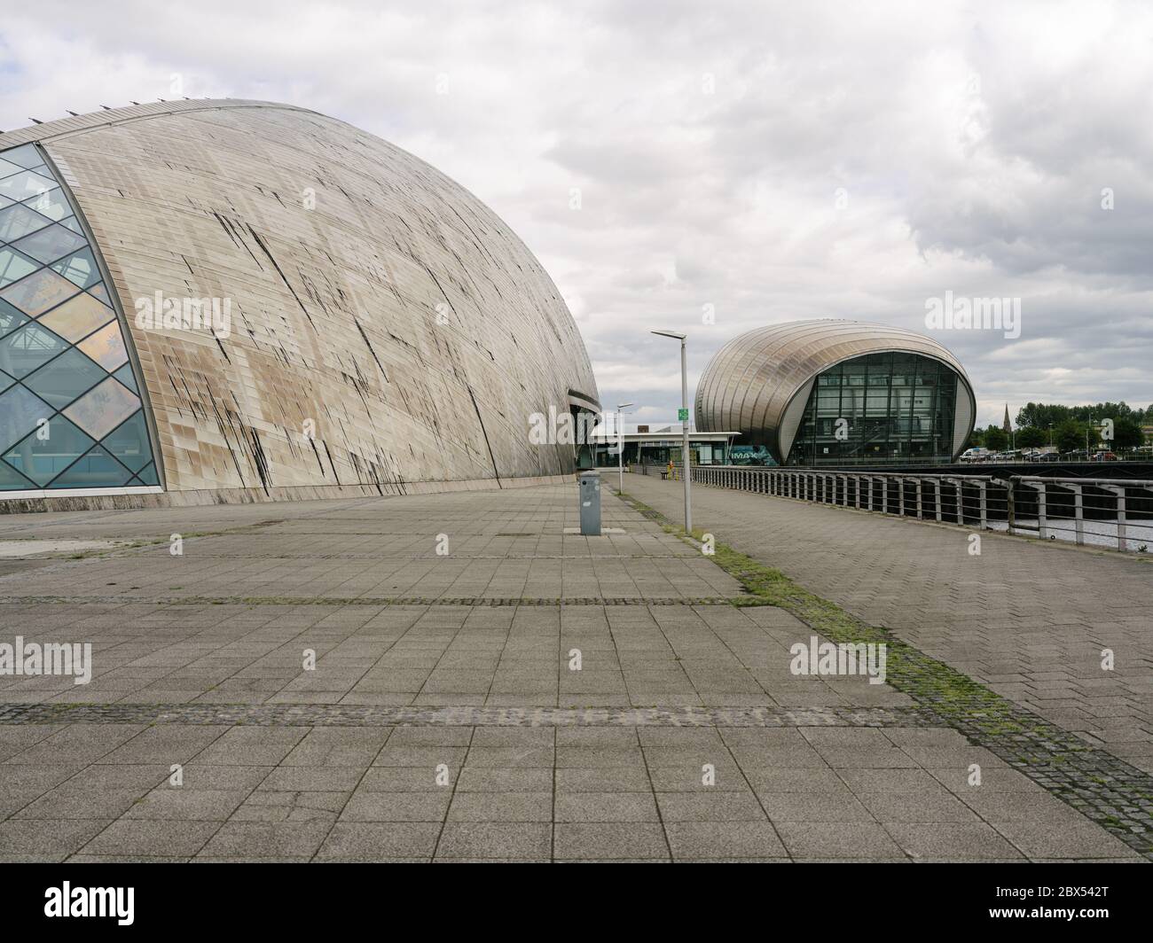 Le centre scientifique de Glasgow et le cinéma Imax sur le Pacific Quay réaménagé et régénéré et le bassin de Princes Dock sur la rivière Clyde. Banque D'Images