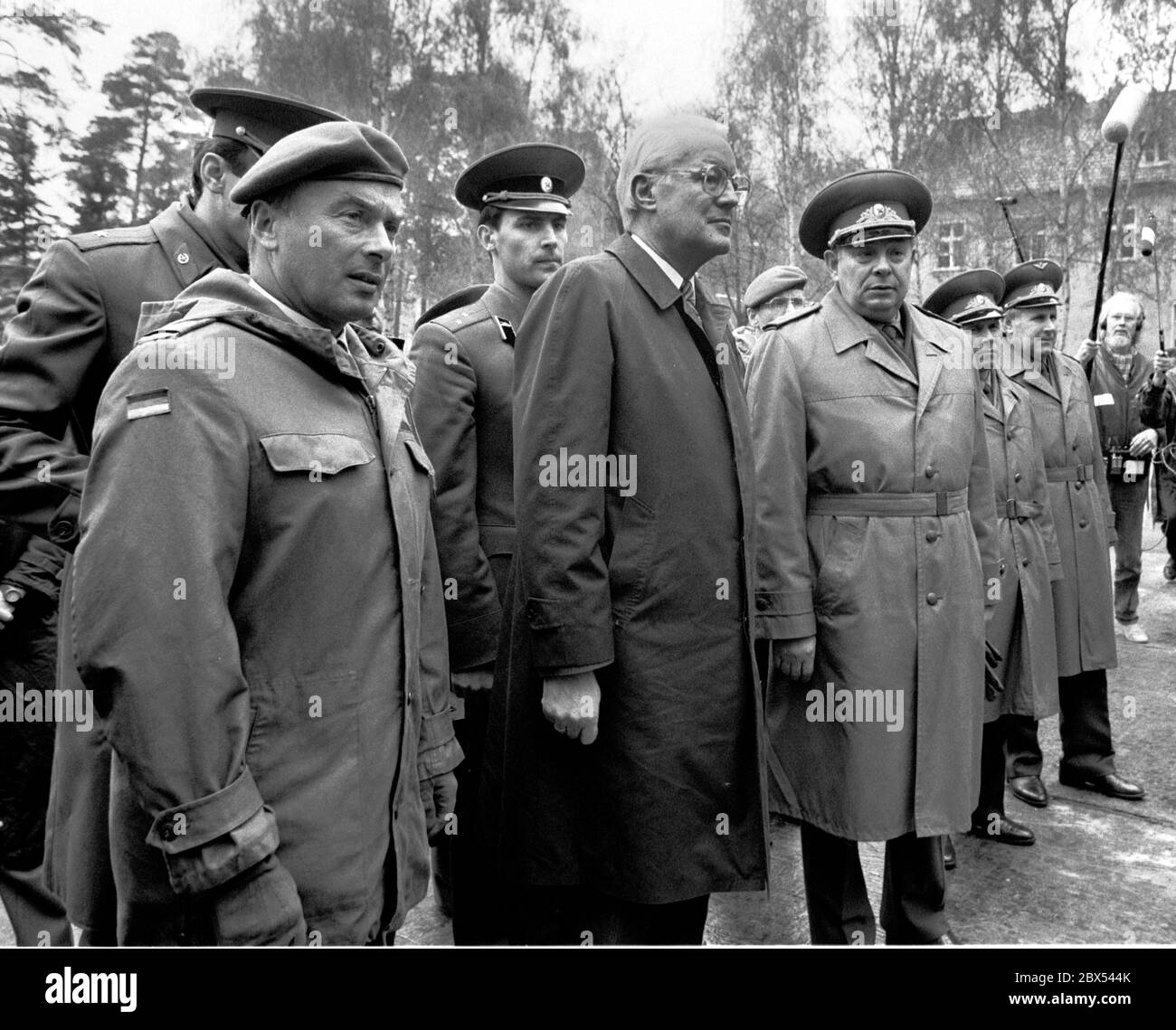 Brandebourg / GDR / militaire / 1990 après l'effondrement de la RDA il y avait le problème: Comment faire sortir les Russes du pays? Le ministre de la Défense, Gerhard Stoltenberg, CDU, visite les généraux soviétiques à Wuensdorf, le quartier général européen de l'Armée rouge. Une petite manœuvre est jouée pour la presse. A droite de Stoltenberg se trouve le commandant en chef Medwej Burlakow, à gauche Joerg Schoenbohm, CDU, qui est devenu ministre de l'intérieur à Brandebourg // Union soviétique // [traduction automatique] Banque D'Images