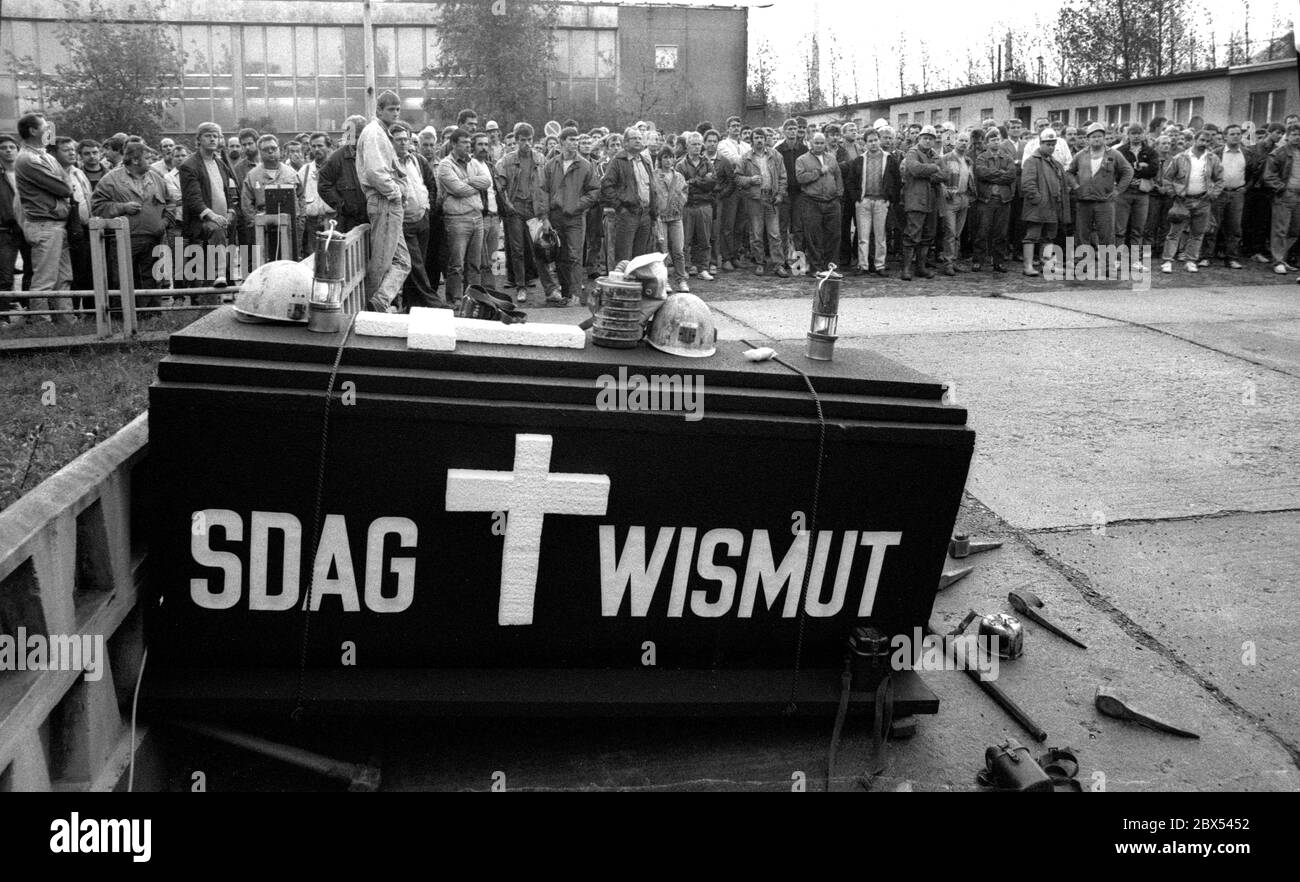 Thuringe / Mines / GDR / 9 / 1990 extraction d'uranium à Ronneburg. La société appartenait à la VEB Wismut. Le gouvernement de la RDA à Berlin a décidé de mettre fin à l'extraction de l'uranium. Les mineurs ont menacé de jeter des déchets d'uranium sur les autobahns si les responsables ne leur ont pas parlé. Ils occupaient les arbres et protestaient également au-dessus du sol. Cercueil avec la Société de la Bourse allemande-soviétique // Environnement / Mines / Radiation / Economie / travailleurs / Soviétiques la Société de la Bourse allemande-soviétique a été fondée après la formation de la RDA pour permettre à l'Union soviétique de continuer à avoir accès à l'uranium dans le Banque D'Images