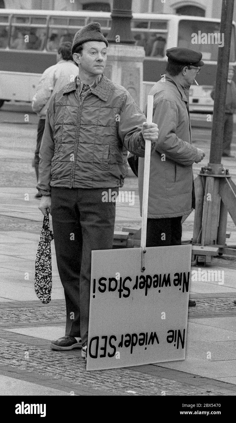 Berlin / Démo à Berlin 1990 l'IG-Metall fait un rallye, cet homme a une affiche auto-faite: 'Jamais plus SED, jamais plus Stasi' [traduction automatique] Banque D'Images
