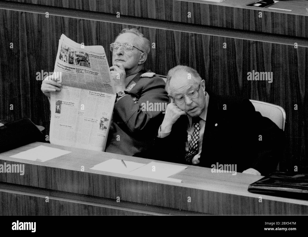 Berlin / GDR / novembre 1989 les derniers jours de la SED. Le ministre de la Défense Kessler en uniforme, le chef de Stasi Erich Mielke, sur le banc gouvernemental du Volksammer. Dans quelques jours, les deux seront partis. // Etat / [traduction automatique] Banque D'Images