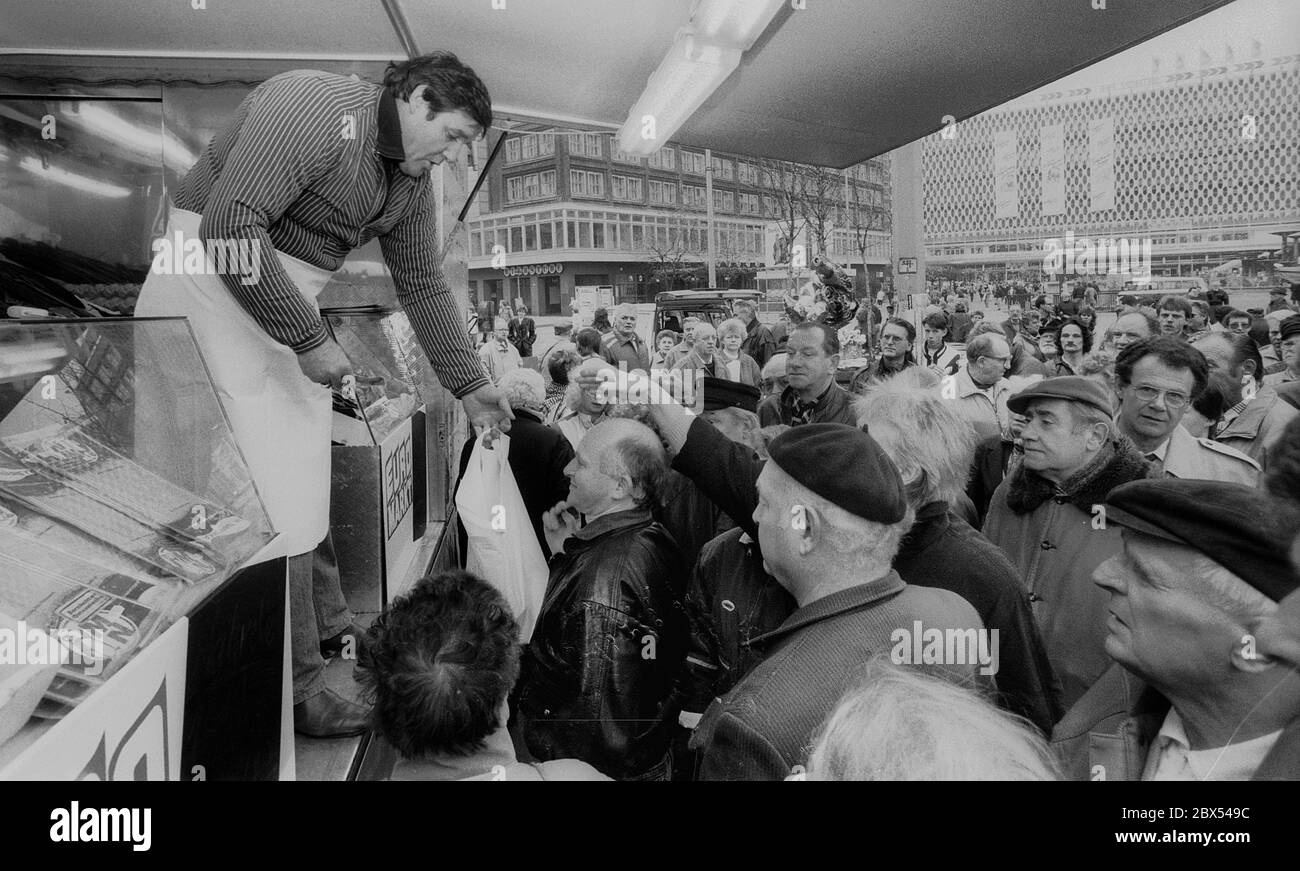 Berlin-Bezirke / GDR / 11 / 1990 Berlin-Mitte, Alexanderplatz: Les LPG / coopératives essaient de vendre leurs poissons directement à Berlin. Un GPL du Schlaubetal, Brandebourg // Commerce / poissons / [traduction automatique] Banque D'Images