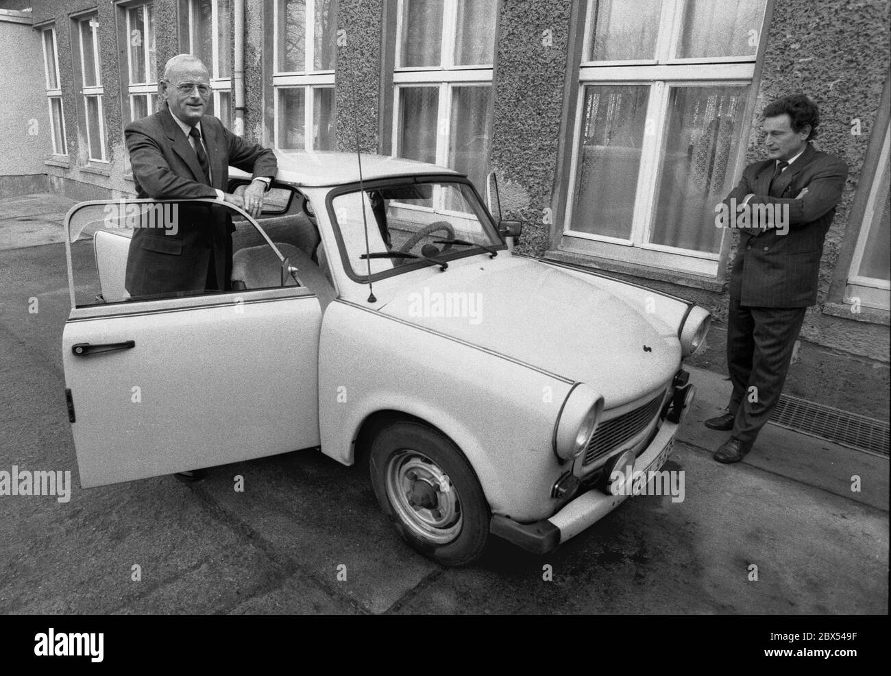 Berlin / GDR / Industrie / 13.1.1990 réunification industrielle. La Fédération de l'industrie allemande organise un séminaire à Friedrichshagen pour les directeurs, directeurs et directeurs généraux de GDR des entreprises publiques. On leur dira ce que c'est sous le capitalisme, ou du moins pas ce qu'ils ont appris. Parmi les participants, on compte Carl Hahn, alors directeur de VW, et Dieter Voigt, directeur général du Trabant-Werke (à droite) en Saxe. Ils sont debout devant un Trabant normal pour le photographe. Carl Hahn admet que le concept du golf VW a été développé à Zwickau. Mais le SED Banque D'Images Berlin / GDR / Industrie / 13.1.1990 réunification industrielle. La Fédération de l'industrie allemande organise un séminaire à Friedrichshagen pour les directeurs, directeurs et directeurs généraux de GDR des entreprises publiques. On leur dira ce que c'est sous le capitalisme, ou du moins pas ce qu'ils ont appris. Parmi les participants, on compte Carl Hahn, alors directeur de VW, et Dieter Voigt, directeur général du Trabant-Werke (à droite) en Saxe. Ils sont debout devant un Trabant normal pour le photographe. Carl Hahn admet que le concept du golf VW a été développé à Zwickau. Mais le SED Banque D'Images
