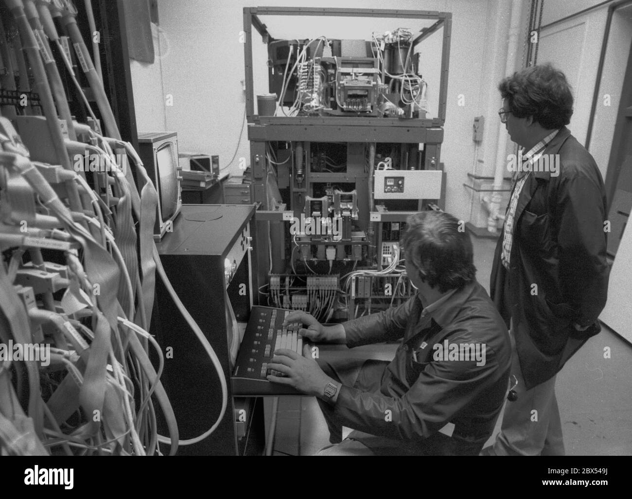 Thueringen / Jena / GDR / High Tech / VEB CARL-ZEISS-JENA, 1990 unités d'exposition de faisceau d'électrons sont configurées. Ils sont utilisés pour l'exposition des circuits électroniques. Cette partie de Zeiss-Jena a été poursuivie par JENOPTIK. // Industrie / Electronique / Zeiss [traduction automatique] Banque D'Images