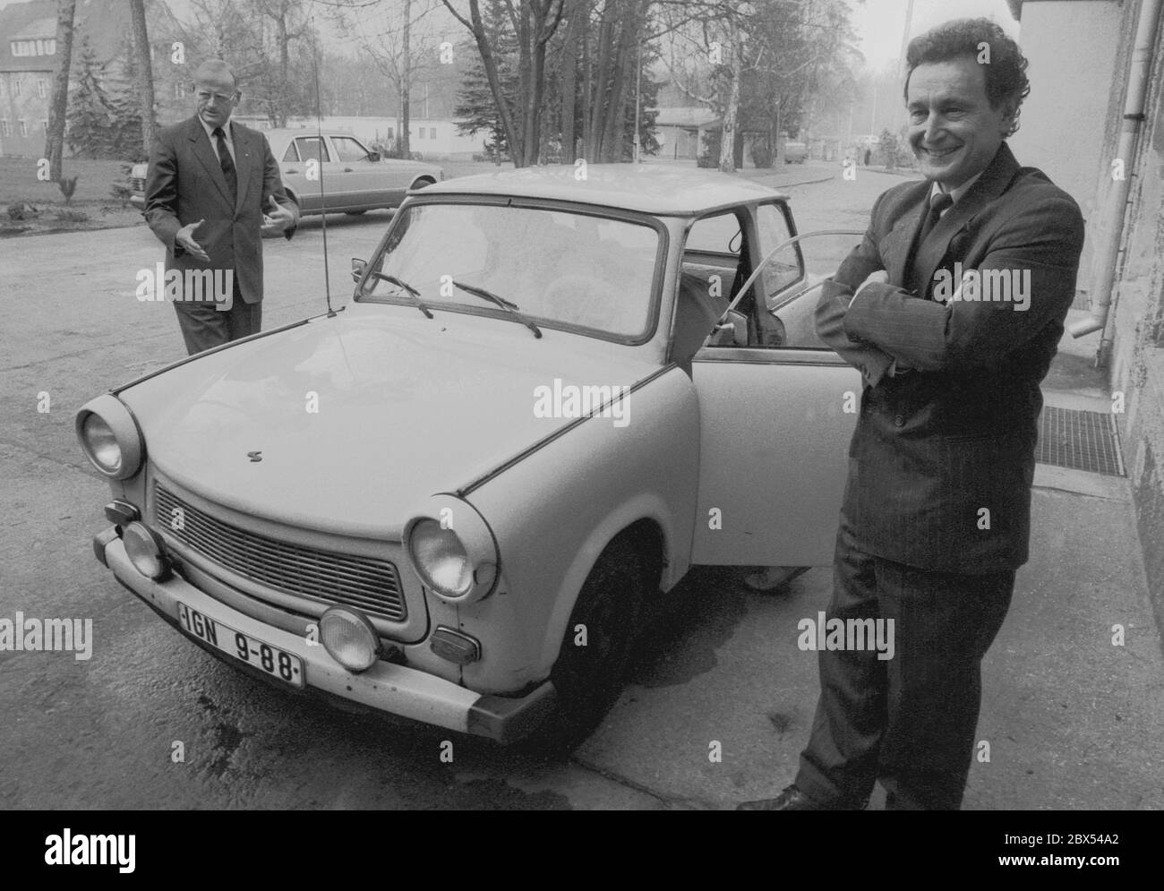 Berlin / GDR / Industrie / 13.1.1990 réunification industrielle. La Fédération de l'industrie allemande organise un séminaire à Friedrichshagen pour les directeurs, directeurs et directeurs généraux de GDR des entreprises publiques. On leur dira ce que c'est sous le capitalisme, du moins pas ce qu'ils ont appris. Parmi les participants, on compte Carl Hahn, alors directeur de VW, et Dieter Voigt, directeur général du Trabant-Werke (à droite) en Saxe. Ils sont debout devant un Trabant normal pour le photographe. Carl Hahn admet que le concept du golf VW a été développé à Zwickau. Mais la direction de SED Banque D'Images Berlin / GDR / Industrie / 13.1.1990 réunification industrielle. La Fédération de l'industrie allemande organise un séminaire à Friedrichshagen pour les directeurs, directeurs et directeurs généraux de GDR des entreprises publiques. On leur dira ce que c'est sous le capitalisme, du moins pas ce qu'ils ont appris. Parmi les participants, on compte Carl Hahn, alors directeur de VW, et Dieter Voigt, directeur général du Trabant-Werke (à droite) en Saxe. Ils sont debout devant un Trabant normal pour le photographe. Carl Hahn admet que le concept du golf VW a été développé à Zwickau. Mais la direction de SED Banque D'Images