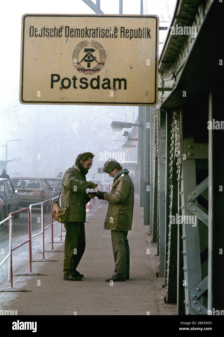 Berlin-Bezirke / Potsdam / 11.11.1989 Zehlendorf: Glienicker Bruecke, le mur est parti GDR les citoyens viennent de Potsdam à Berlin Ouest. Le pont de l'unité était auparavant interdit aux Allemands, seuls les quatre alliés étaient autorisés à le passer - et les espions. C'est déjà Berlin Ouest ici // GDR / mur / Wende / Etats fédéraux / Histoire de Brandebourg / communisme [traduction automatique] Banque D'Images