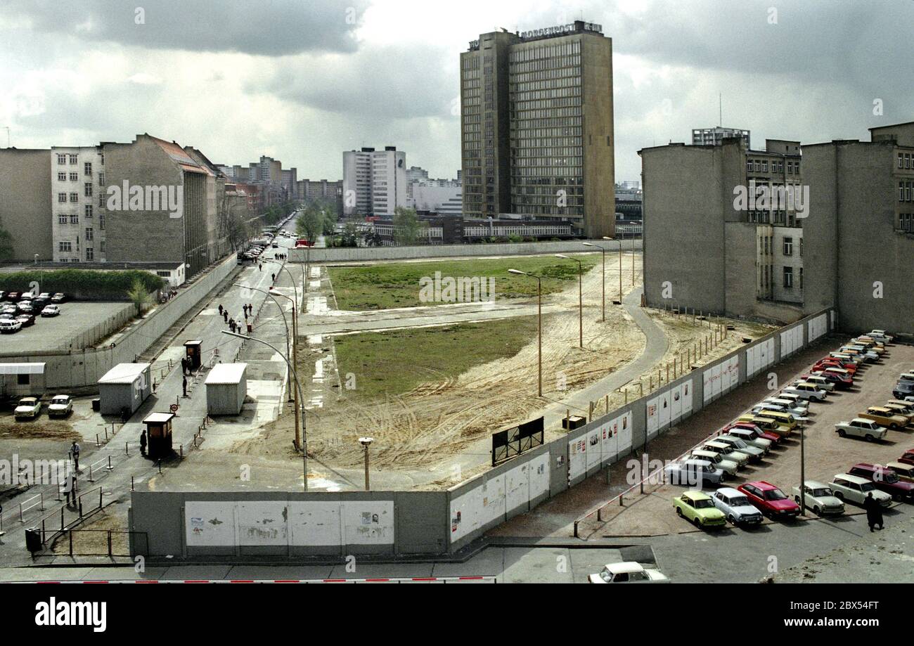 Quartiers de Berlin / GDR / début 1990 Kreuzberg: Lindenstrasse, sur la bande de la mort, un passage frontalier a été improvisé. Le système mural est clairement visible : tour de guet, mur extérieur, mur principal, chemin de patrouille, bande de la mort. Dans le dos, la haute tour de la Springer s'inquiète à Kreuzberg. // GDR / vues de paroi [traduction automatique] Banque D'Images