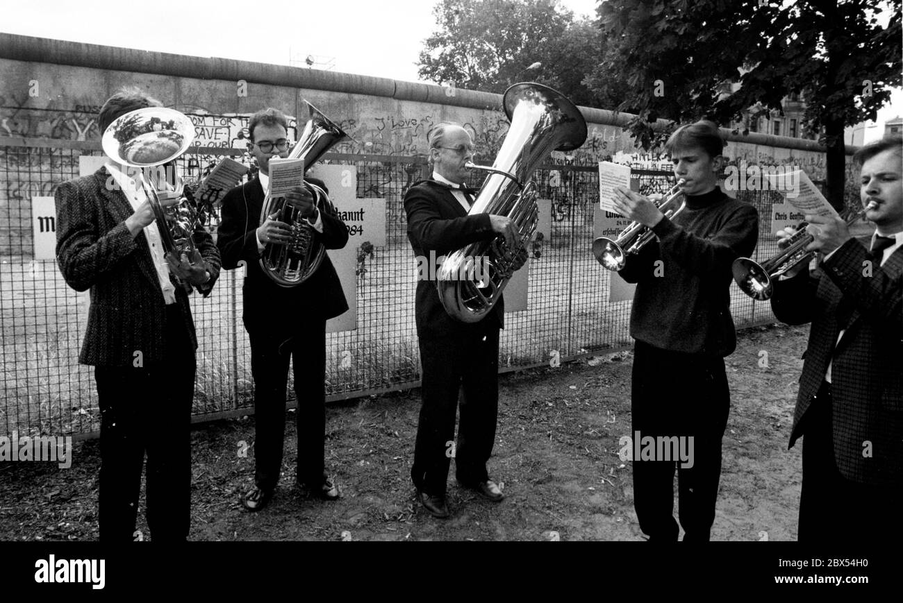 Quartiers de Berlin / GDR / mur 1989 Tiergarten: Bulles contre le mur au Reichstag. Il semble avoir été utilisé. Pour commémorer la construction du mur, il y avait beaucoup de choses en cours à la frontière le 13 août 1989 // musique / Brass band / [traduction automatique] Banque D'Images
