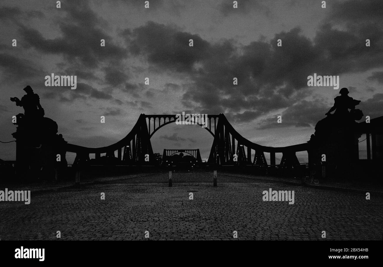 Berlin / Zehlendorf / Potsdam / GDR / Berlin Wall 1985 Pont Glienicker. Comme chaque année, le Sénat de Berlin a placé un arbre de Noël devant le pont bloqué. Seuls les militaires des quatre alliés sont autorisés à passer, ou parfois espions // Noël / mur / Guerre froide / districts / Zehlendorf / mur de la RDA / Histoire / communisme [traduction automatique] Banque D'Images