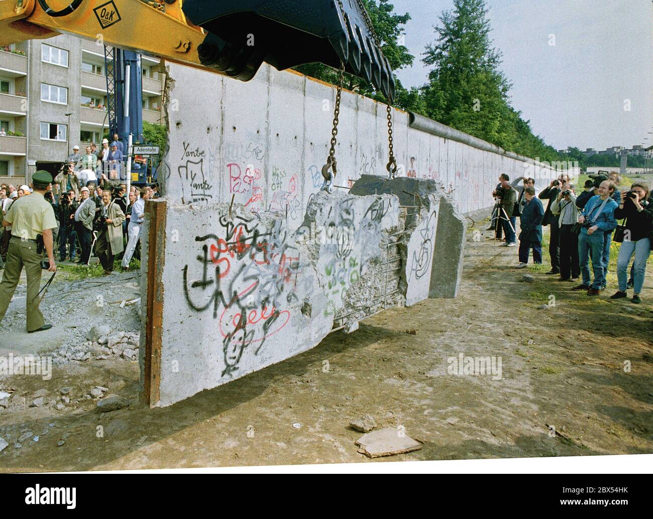 Berlin-Bezirke / Wedding / Mitte / Bernauer Strasse 1990 le mur tombe. Le 12 juin 1990 à Berlin-Wedding, Bernauer Strasse. Les gardes-frontières GDR déchirent le mur // mur GDR / fin du mur [traduction automatique] Banque D'Images