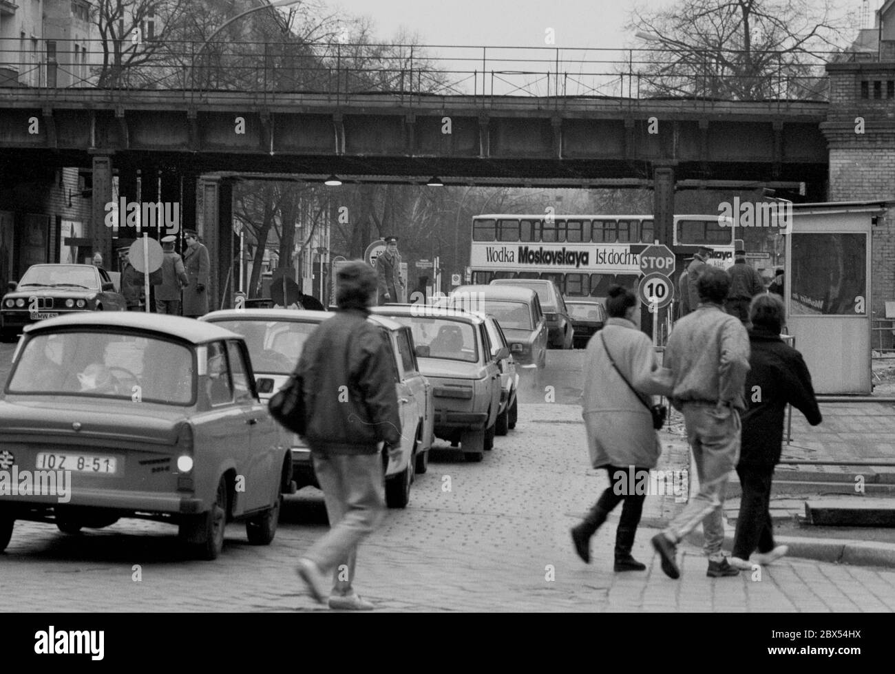 Berlin / Wedding / Pankow / fin de la RDA / début 1990 UN poste frontalier temporaire est établi à Wollankstrasse. Le GDR exécute toujours les commandes. Le Trabant se rend à Berlin Ouest, Wedding. La rue a été murée sous le pont avant la réunification. // mur de Berlin / / districts [traduction automatique] Banque D'Images