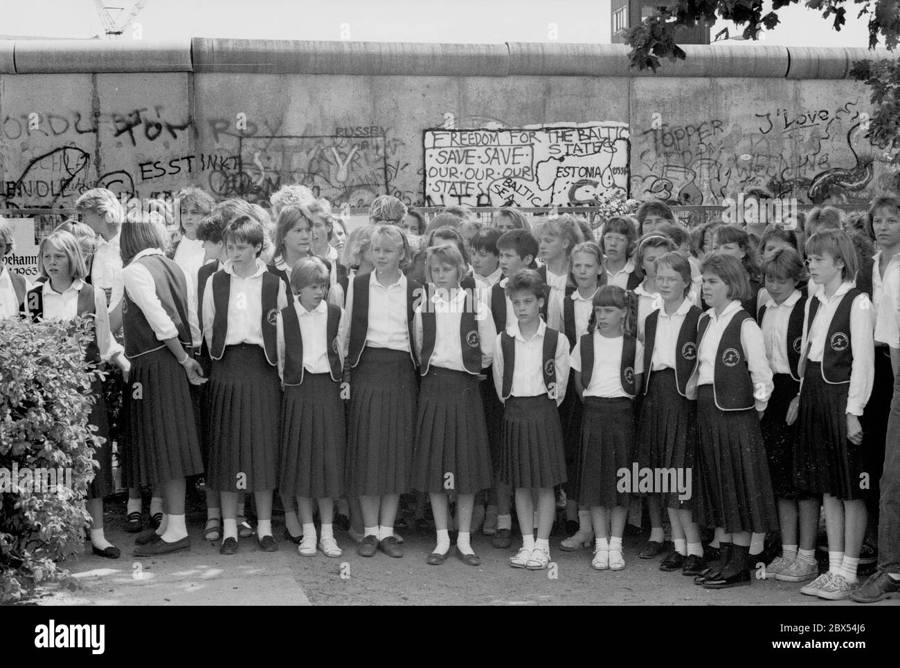 Quartiers de Berlin / GDR / mur 1989 Tiergarten: Chant contre le mur au Reichstag. Cela semble avoir été utile. Pour commémorer la construction du mur, il y avait beaucoup de choses en cours à la frontière le 13 août 1989 // musique / Brass band / [traduction automatique] Banque D'Images