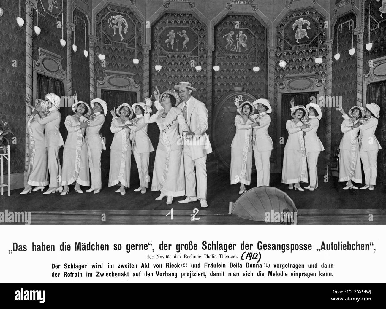 Au théâtre Thalia de Berlin est joué la grande chanson de schlager 'das haben die Maedchen so gerne' de la Gesangsposse (farce avec chant) 'Autoliebchen' . Le schlager est chanté dans le deuxième acte par Rieck (2) et Miss Della Donna (1) et le refrain est projeté sur le rideau dans l'interlude pour que la mélodie puisse être mémorisée. Banque D'Images