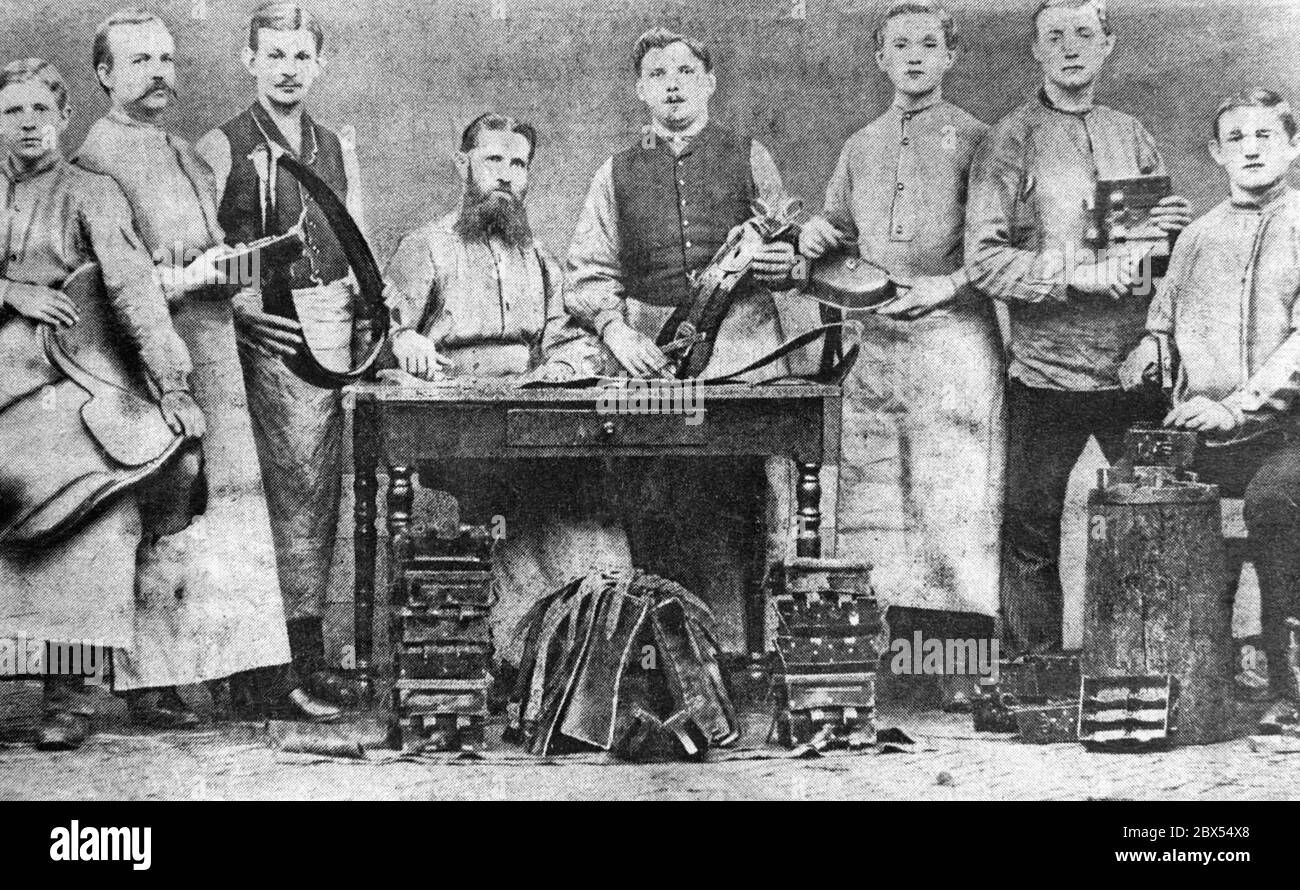 Cinquième à partir de la gauche, le sellerie de 18 ans dans le cercle de ses collègues de Wesel, où Friedrich Ebert était employé par la société Konrad Scherz en 1889. Banque D'Images