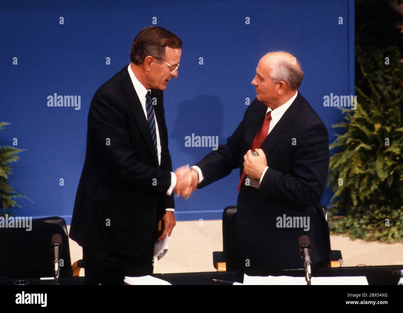 George BUSH , Président des Etats-Unis , et Michail GORBATSCHOW / GORBATSCHOV à Helsinki , septembre 1990 Banque D'Images