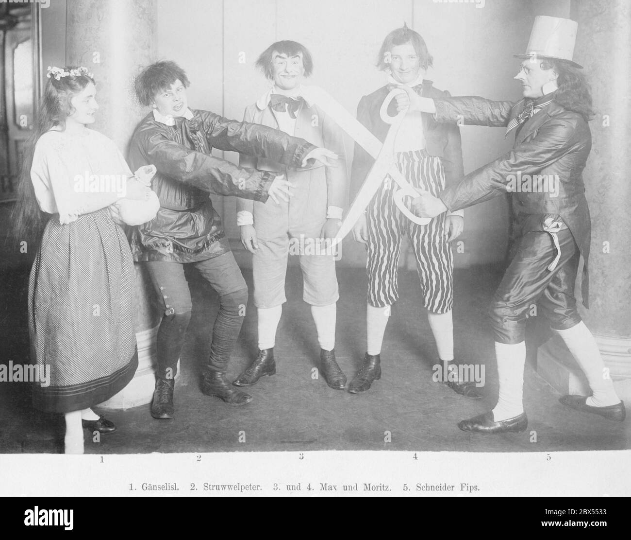 Festival de Carnaval de la presse de Munich. Un groupe de l'association étudiante 'Die Finken' porte les costumes suivants (de gauche à droite) : Gaenselisl, Struwwelpeter, Max et Moritz ainsi que Schneider FIPS. Banque D'Images