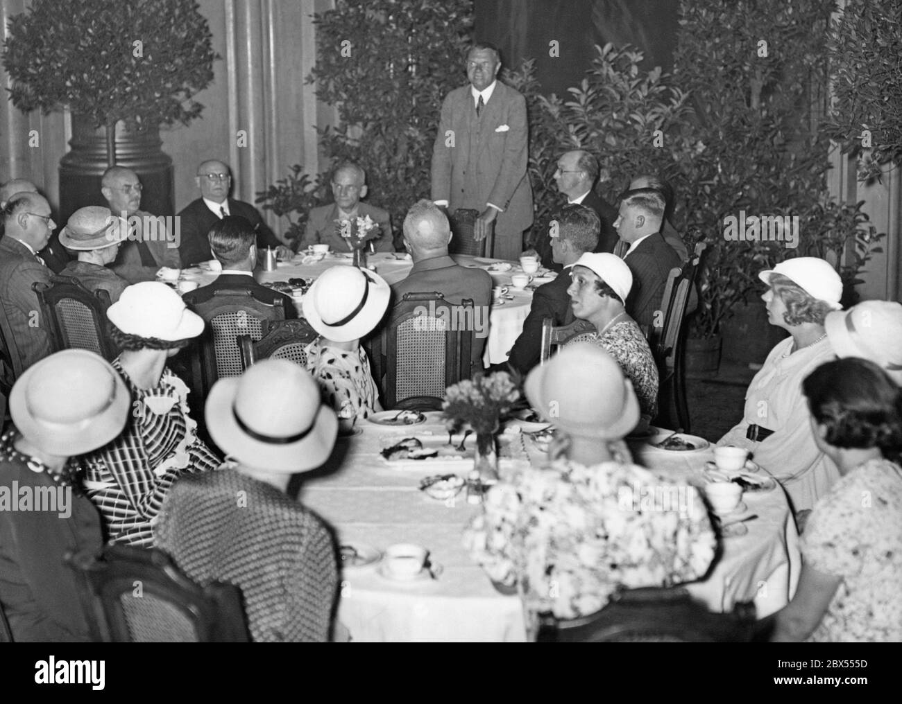 Le Lord Mayor Dr. Sahm et Magistratsschullatin (conseiller municipal de l'école) Kausner accueillent des étudiants anglais invités à l'hôtel de ville de Berlin. 170 élèves de nuit anglais, respectivement les élèves adultes qui sont en Allemagne à des fins d'études sont invités à prendre le thé à l'hôtel de ville de Berlin. Banque D'Images