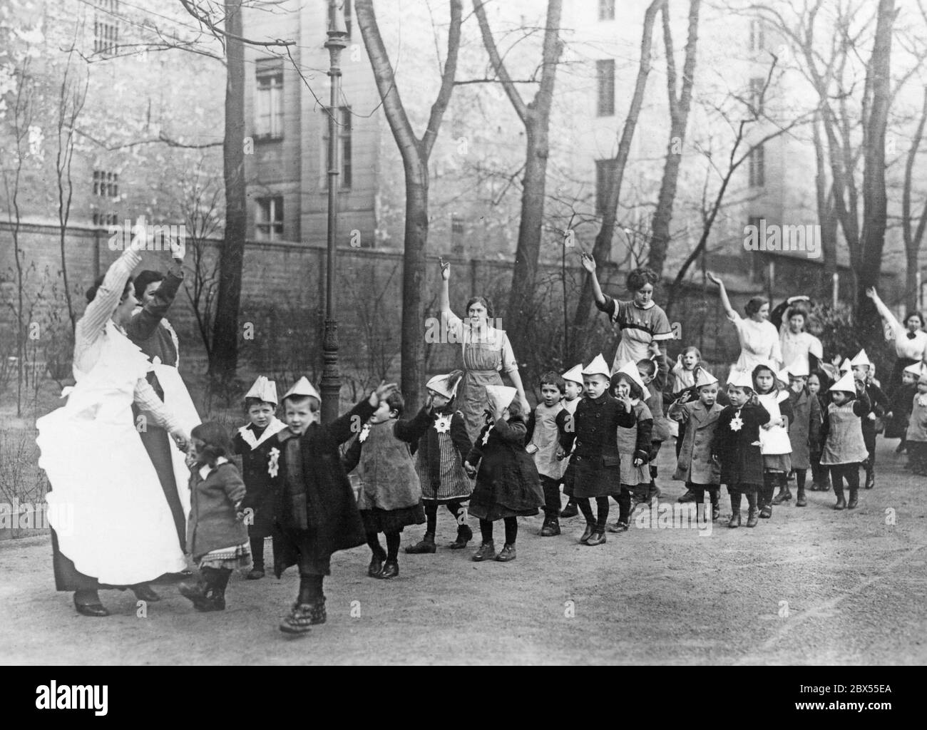 Un groupe de la maternelle de la guerre des autorités municipales de Berlin. Les enfants jouent. Banque D'Images