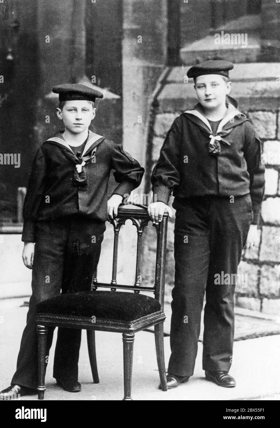 Le prince August Wilhelm et le prince Oskar, les deux fils de l'empereur Guillaume II, dans les costumes de voile de l'Empire. Banque D'Images