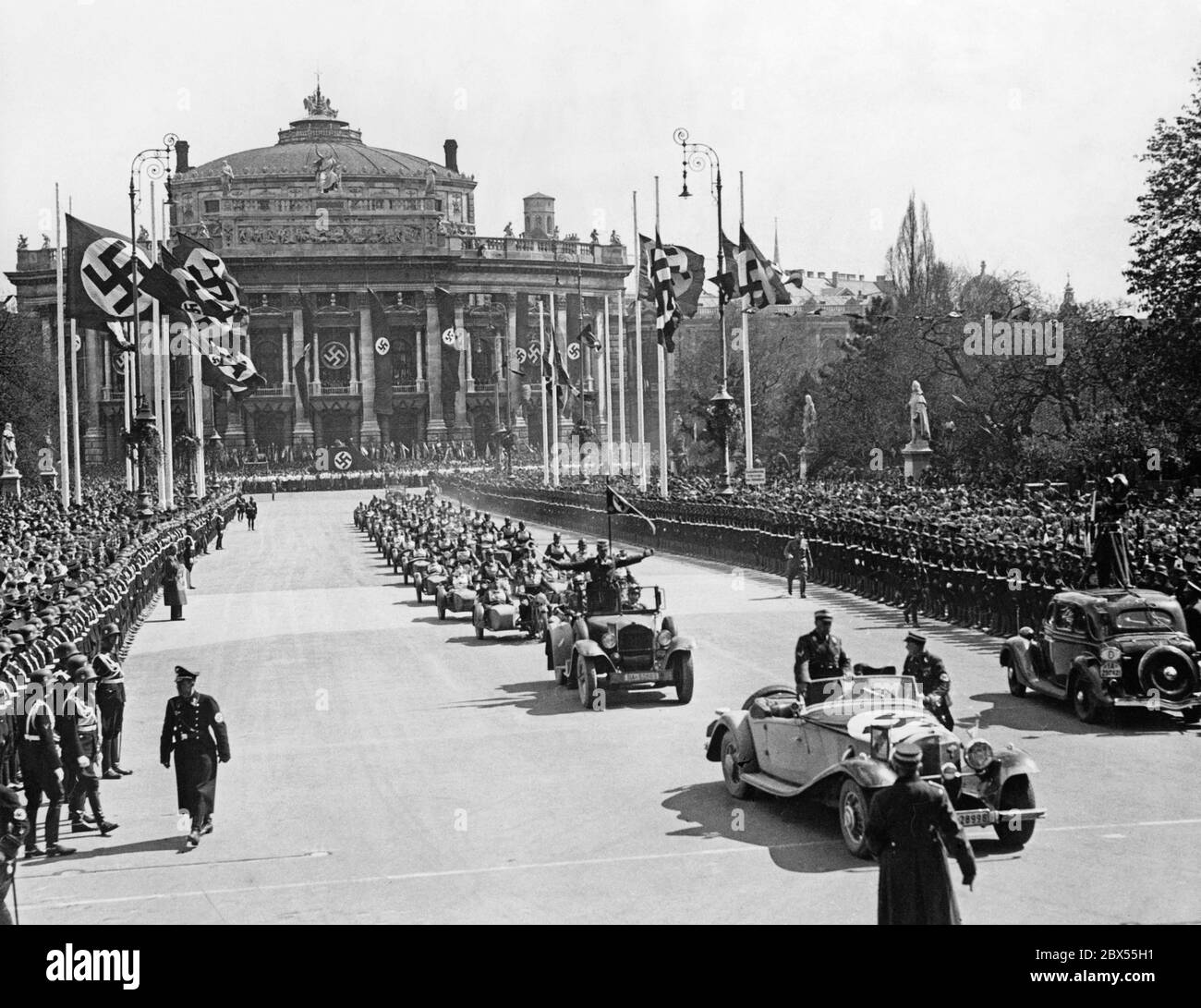 La NSKK Treuestaffel sur son chemin vers l'Hôtel de ville de Vienne le jour du Grand Empire allemand. En mars, l'Autriche a été annexée au Reich allemand. Banque D'Images