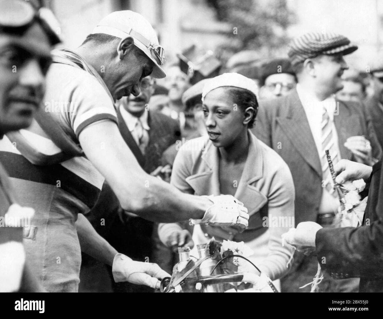 Josephine Baker avec le célèbre cycliste français Charles Palissier peu  avant le début de la Tour le Vesinet Photo Stock - Alamy