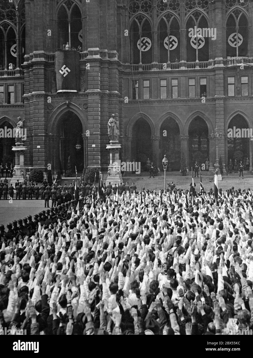Adolf Hitler donne un discours à l'hôtel de ville de Vienne. Après l'annexion de l'Autriche au Reich allemand, il proclame le jour du Grand Reich allemand. Banque D'Images