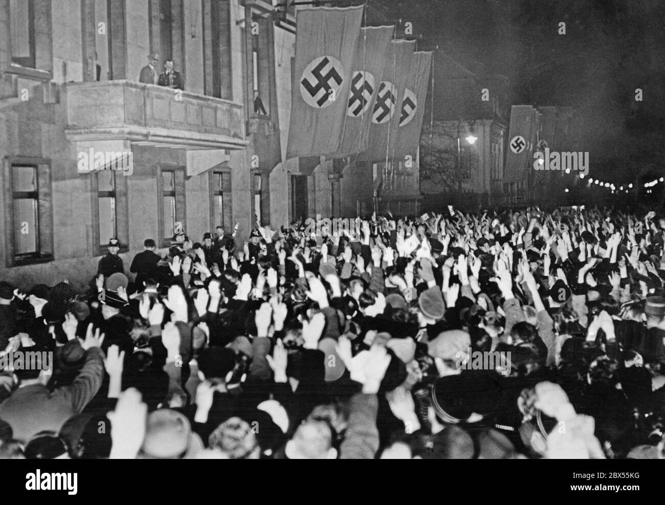 Adolf Hitler et Herman Goering sur le balcon de la Chancellerie de Reich à Berlin. Après l'annexion de l'Autriche au Reich allemand, Hitler est accueilli à Berlin. Banque D'Images