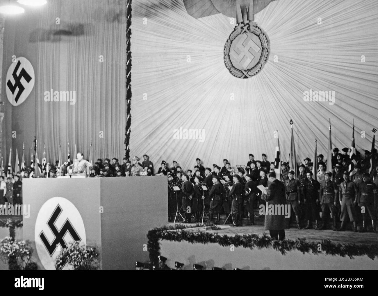 Herman Goering prononce un discours à la Nordwestbahnhalle à Vienne. Après l'annexion de l'Autriche au Reich allemand, il annonce un programme économique pour l'Autriche. Banque D'Images