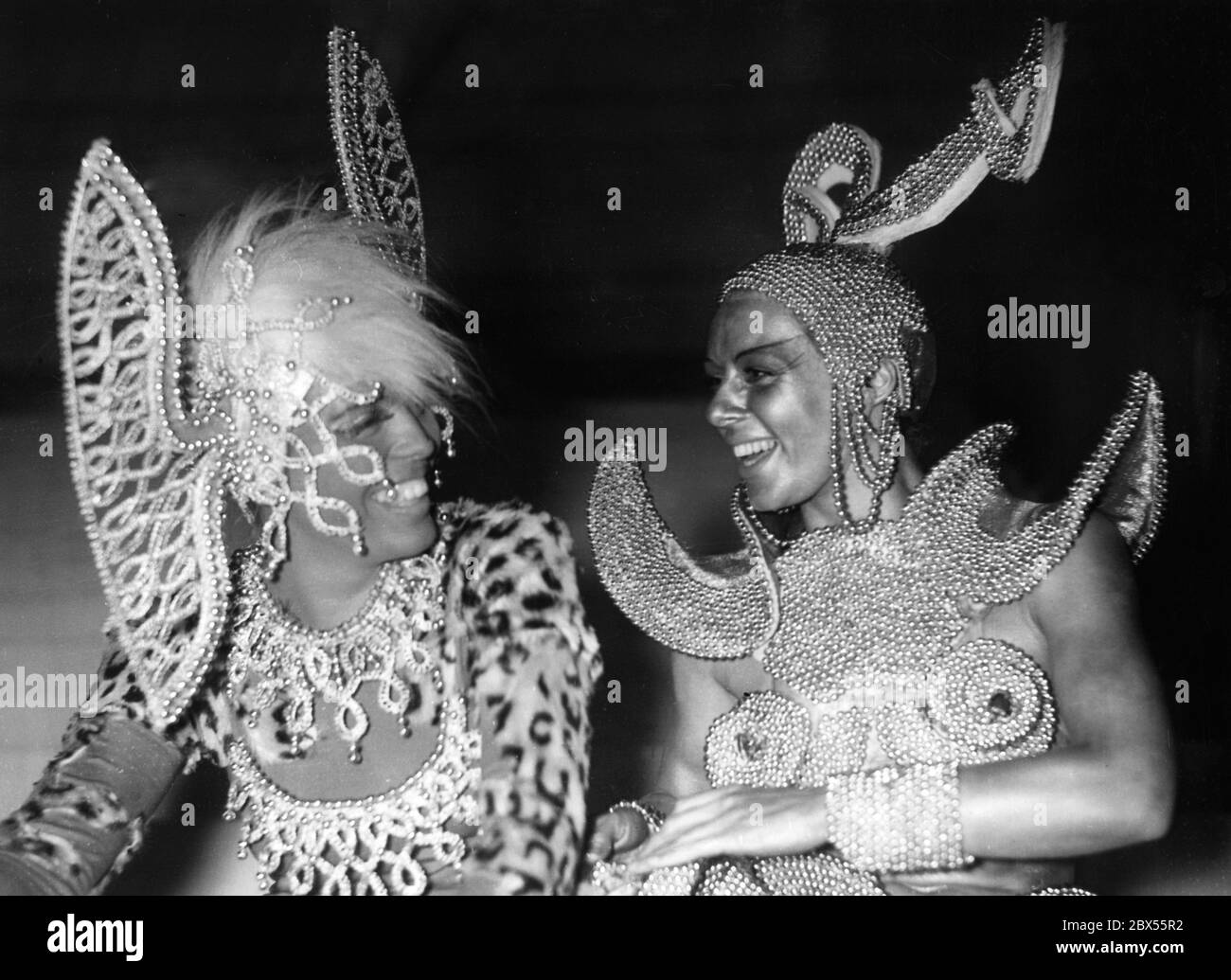 Liselotte Koester (à droite) aux répétitions de la revue pantomime de l'école du textile et de la mode, qui sera jouée au bal de la presse de Berlin le 29.01. Sur la gauche se trouve un costume de panthère, sur la droite un costume de danseur de cloche. Banque D'Images