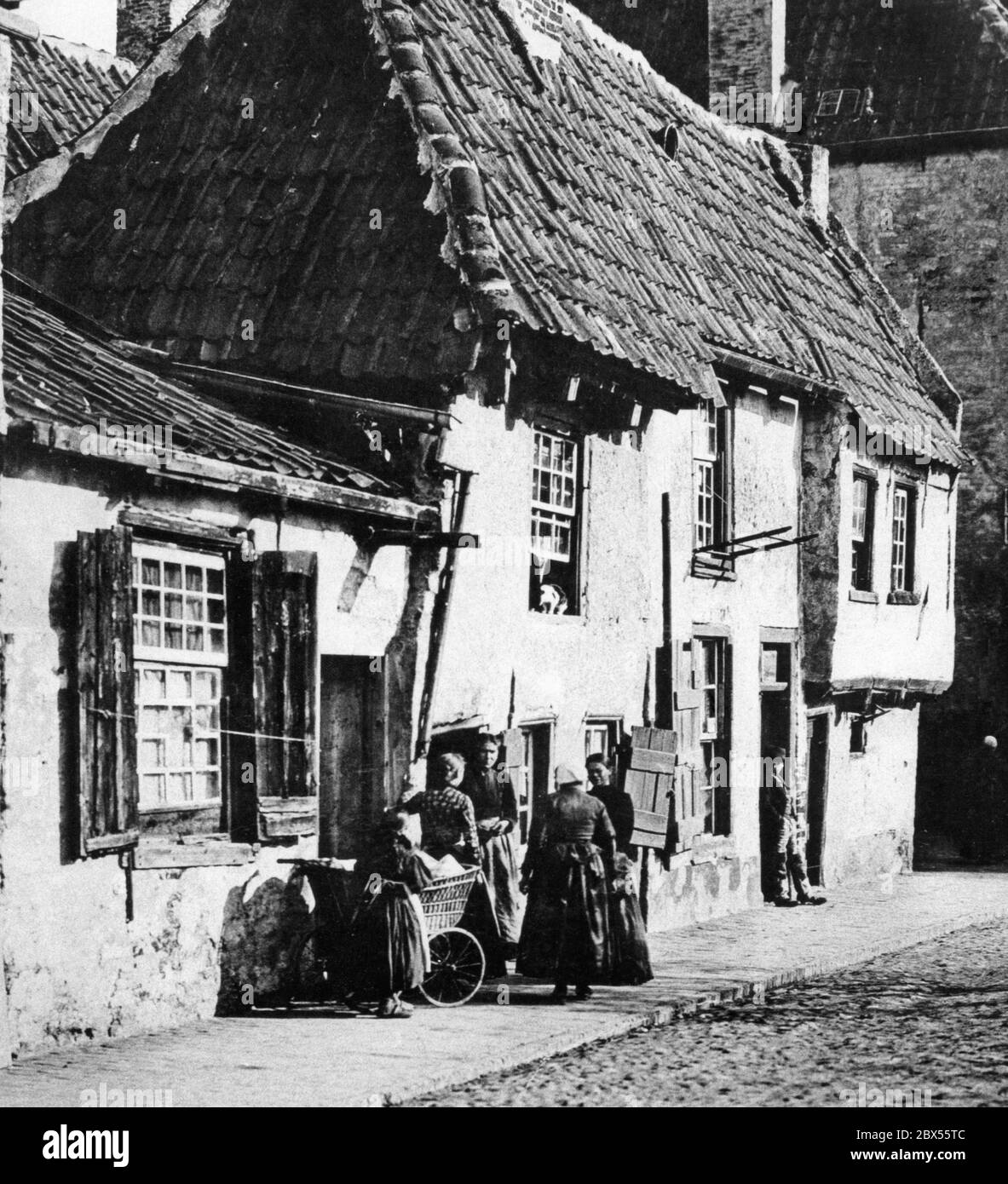 Alt-Emden, l'un des plus anciens quartiers d'Emden avec des bâtiments résidentiels pour la classe simple au début du siècle. Banque D'Images