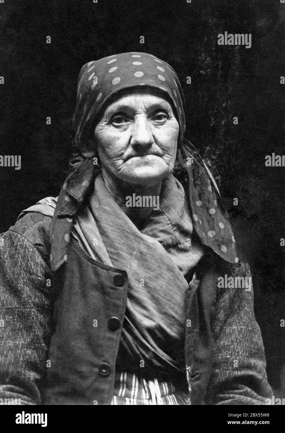 Une vieille femme en costume bavarois simple. Banque D'Images