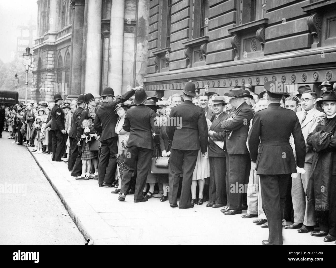 Les policiers contrôlent la foule qui attend à l'extérieur du 10 Downing Street. Banque D'Images