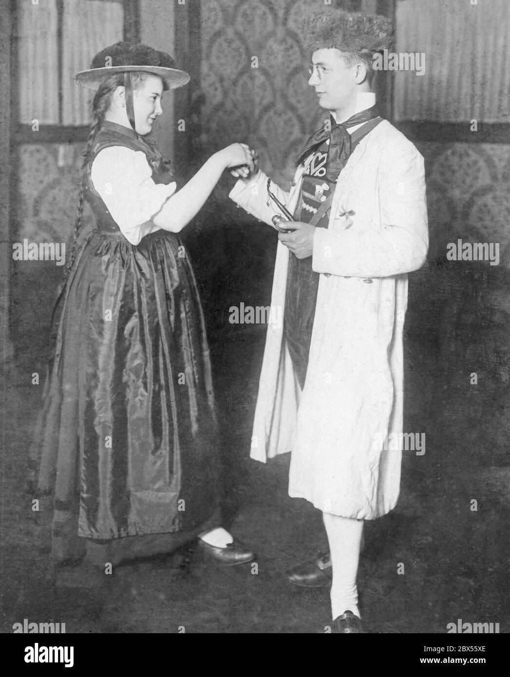 Fête traditionnelle du costume du Badenser Verein. La dame porte un costume traditionnel de la vallée de Guttach et le monsieur un costume de la région de Hanauer. Banque D'Images