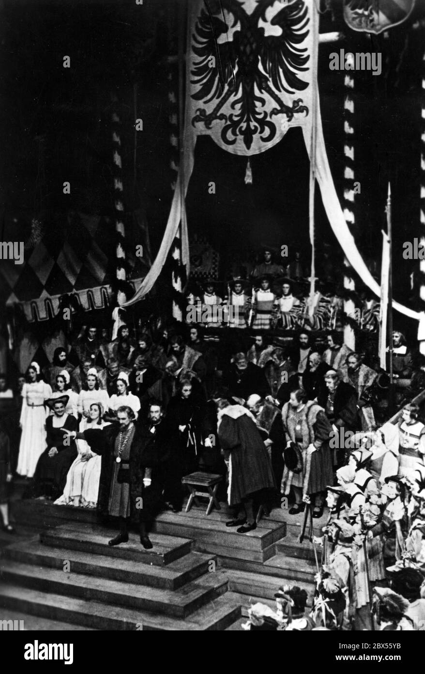 Hans Sachs tient le discours d'ouverture au Festival de Bayreuth en juillet 1943. Derrière lui sur scène, le "Meistersinger von Nuernberg". Le public est composé exclusivement de membres de la Wehrmacht et de travailleurs de l'armement. Banque D'Images