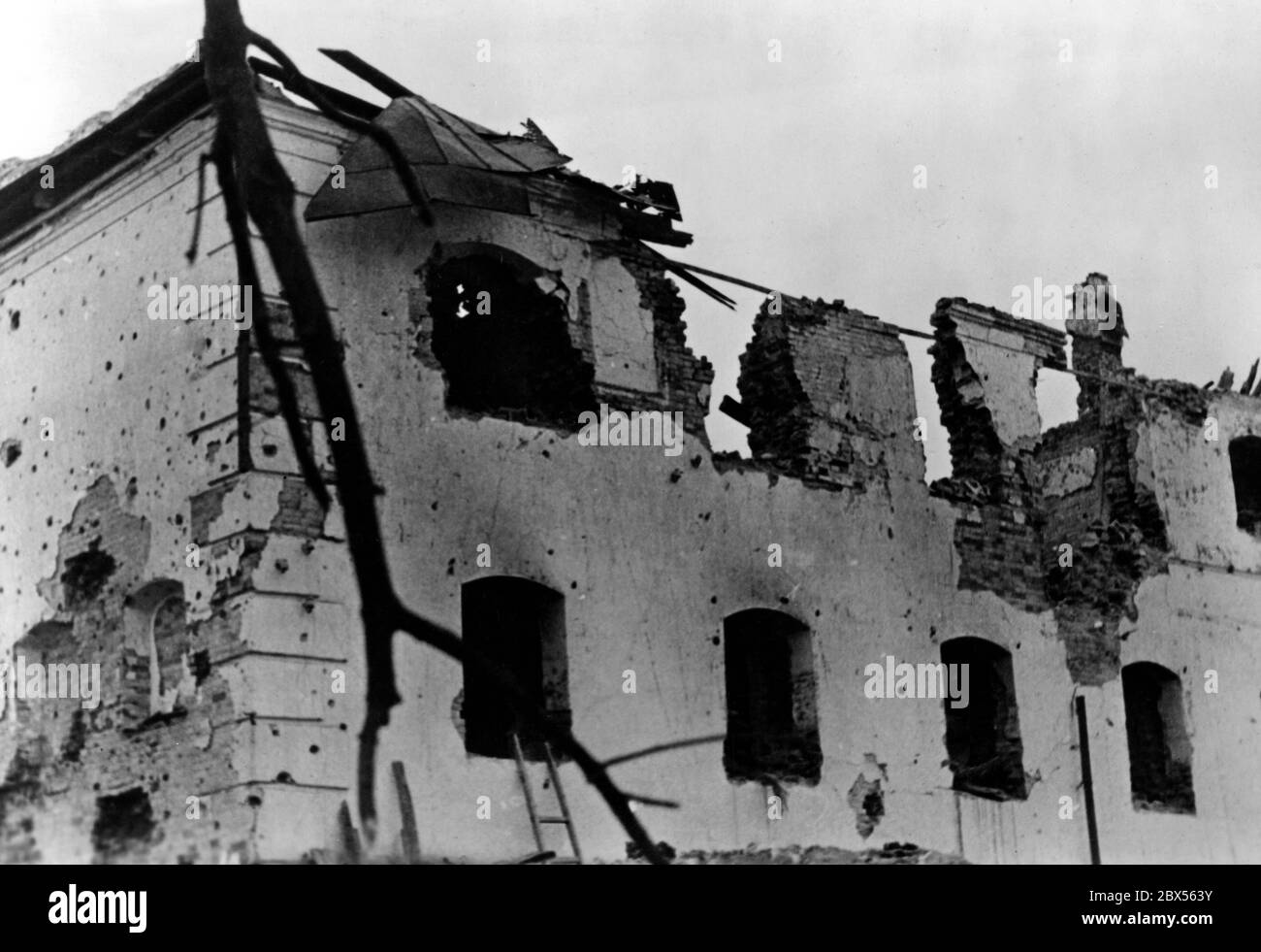 La prison de GPU à Kholm est détruite par un tir d'artillerie. Pendant la bataille d'encerclement de Kholm, le 'Kampfgruppe Scherer' a défendu avec succès la ville pendant 105 jours. (Photo de la compagnie de propagande (PK) par le correspondant de guerre Richard Muck, qui a pris l'avion dans la poche au début du mois de mars). Banque D'Images