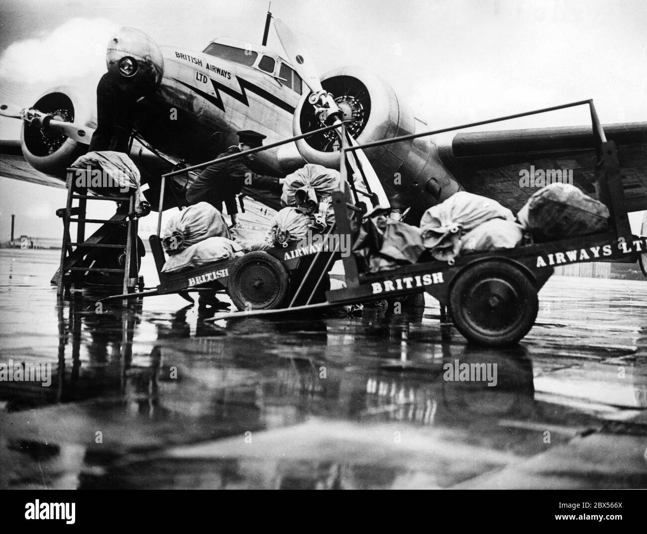 Un avion de British Airways est chargé de sacs postaux à l'aéroport de Tempelhof à Berlin. Le service de courrier aérien à destination de Hambourg et de Scandinavie est l'un des services en semaine exploités par British Airways. Banque D'Images