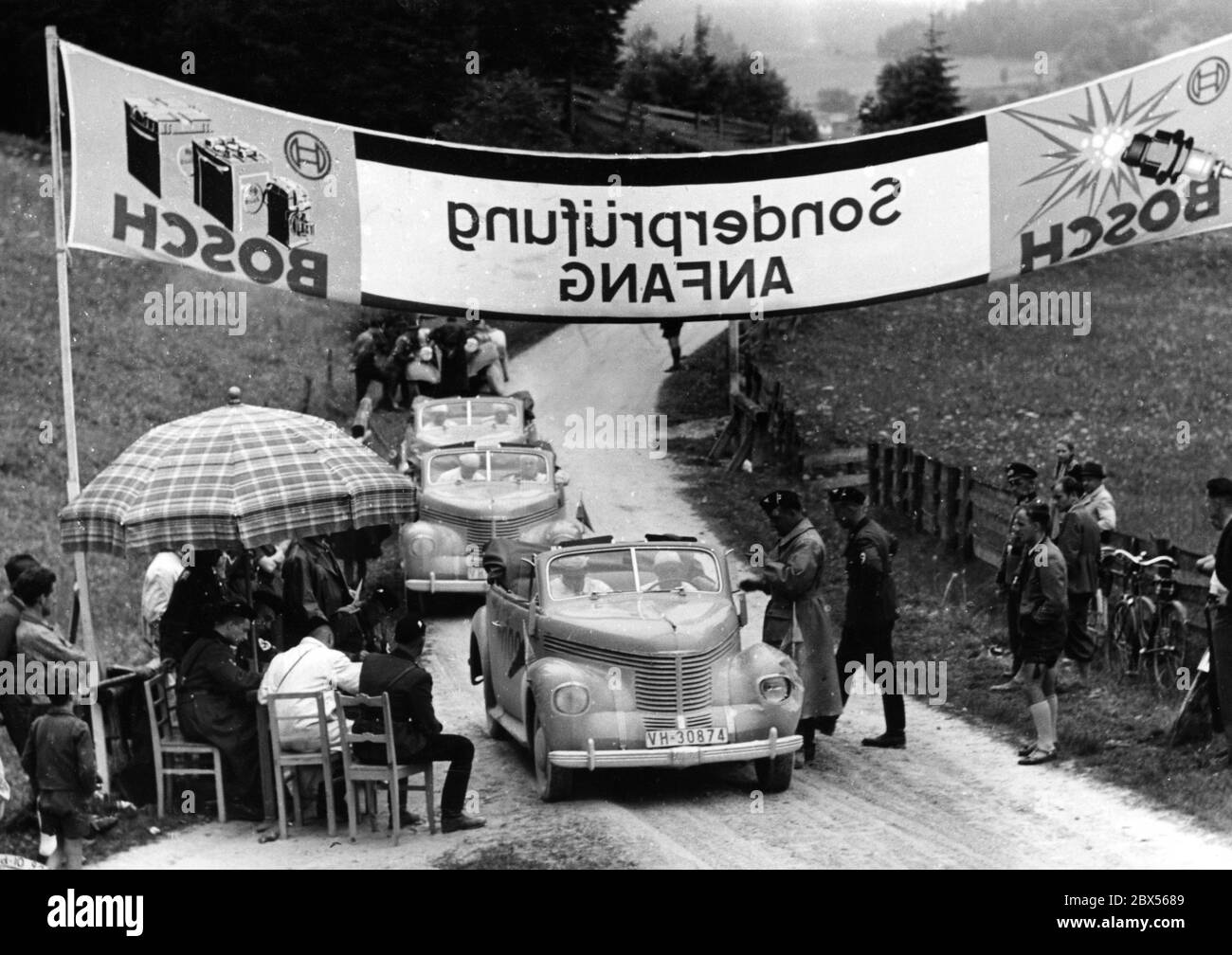 La troisième et dernière étape de l'internationale Deutsche Alpenfahrt (International German Alpine Rally): Dans l'image l'Opel-'Kapitaene' au début de la dernière étape spéciale. Banque D'Images