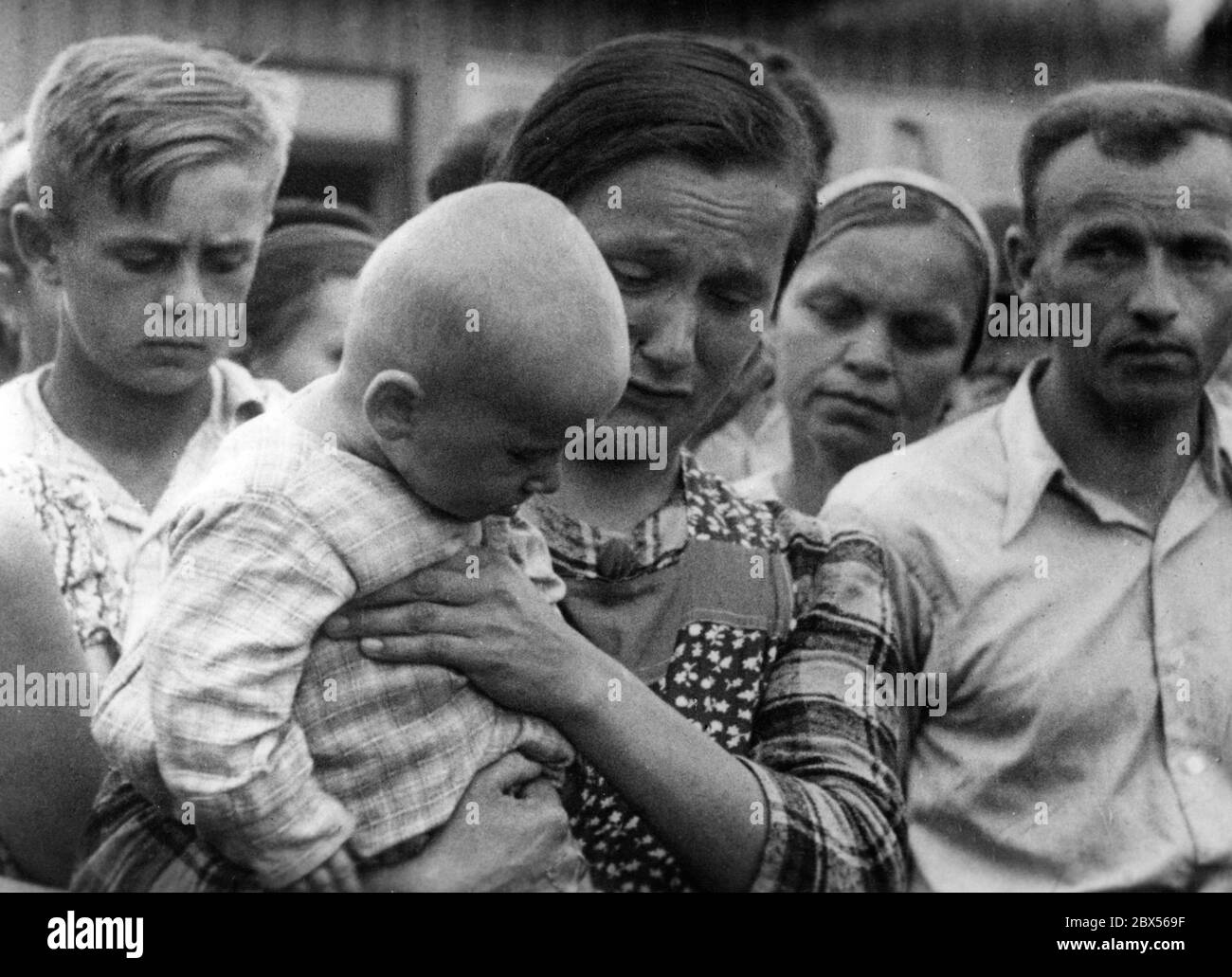 Image de propagande des familles allemandes qui auraient échappé à la « terreur polonaise ». (UFA-Tonwoche N° 468) Banque D'Images