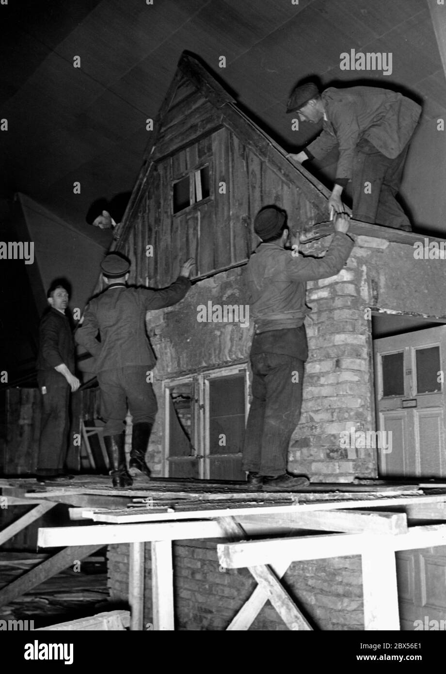 Construction de l'exposition "le Paradis soviétique" dans le Lustgarten à Berlin: Reproduction d'une maison de travailleurs soviétiques. Banque D'Images