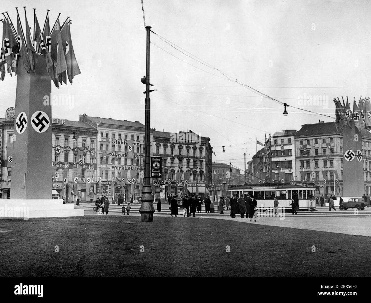 L'Oranienplatz de Berlin est décorée avec soin avant la réception du Fuehrer. Banque D'Images